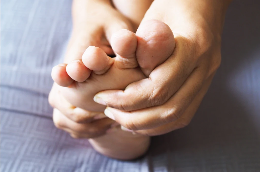 Chorzy na cukrzycę powinni starannie pielęgnować stopy - ważne jest dokładne osuszanie ich po kąpieli oraz regularne natłuszczanie Chorzy na cukrzycę powinni starannie pielęgnować stopy - ważne jest dokładne osuszanie ich po kąpieli oraz regularne natłuszczanie