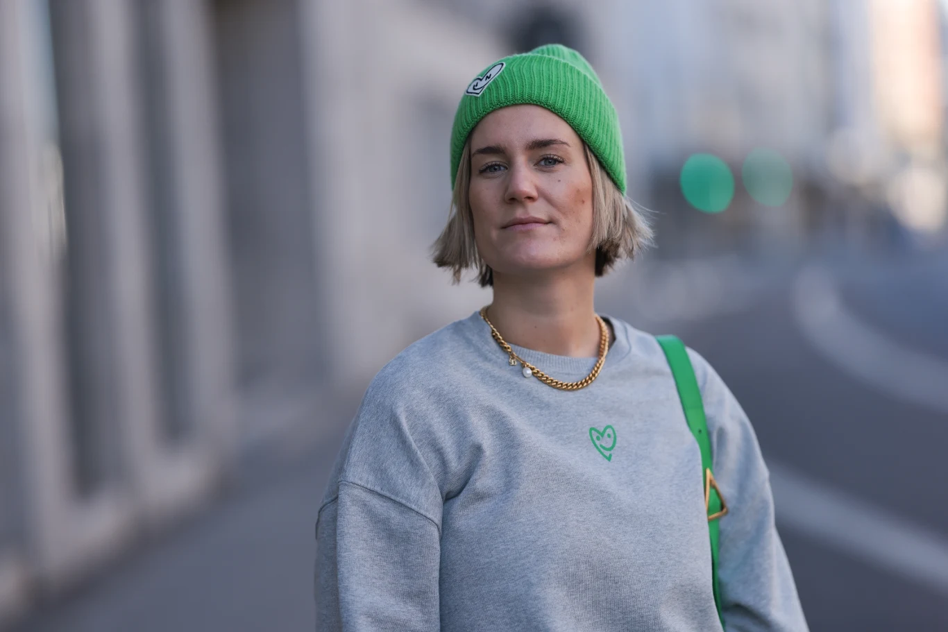 Victoria Thomas w czapce typu beanie 