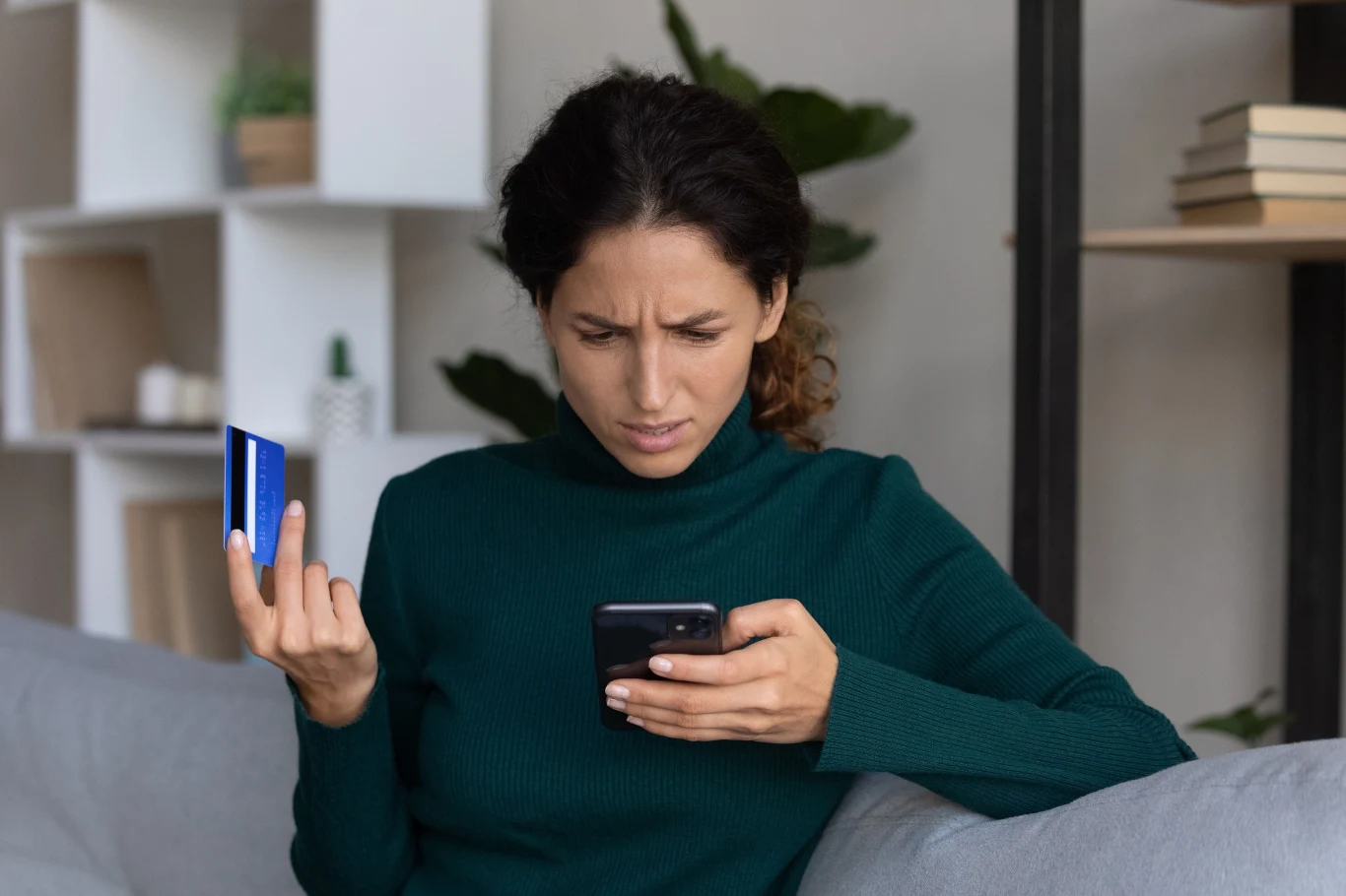 Jak w szybki i prosty sposób zamknąć konto w banku? Czy można to zrobić przez telefon lub online?