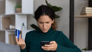Jak w szybki i prosty sposób zamknąć konto w banku? Czy można to zrobić przez telefon lub online?