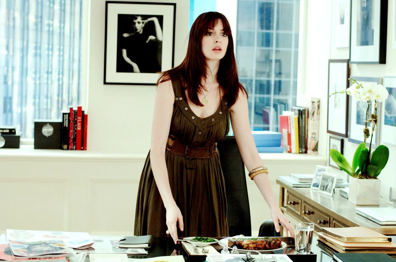 Anne Hathaway w scenie z filmu "Diabeł ubiera się u Prady" Anne Hathaway w scenie z filmu "Diabeł ubiera się u Prady"