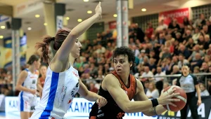 Artemis Spanou (z piłką)