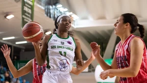 Koszykarka z Lublina Nia Clouden (z piłką)