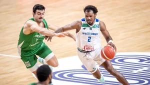 Zawodnik Anwilu Włocławek Lee H. E. Moore (z prawej) i Diogo Ventura ze Sportingu Lizbona