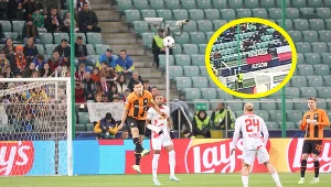 Interwencja ochrony podczas meczu Szachtara w Warszawie. Poszło o... flagę