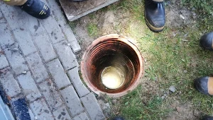 Przepust miał 30 cm średnicy, więc żaden strażak nie mógł dostać się do środka