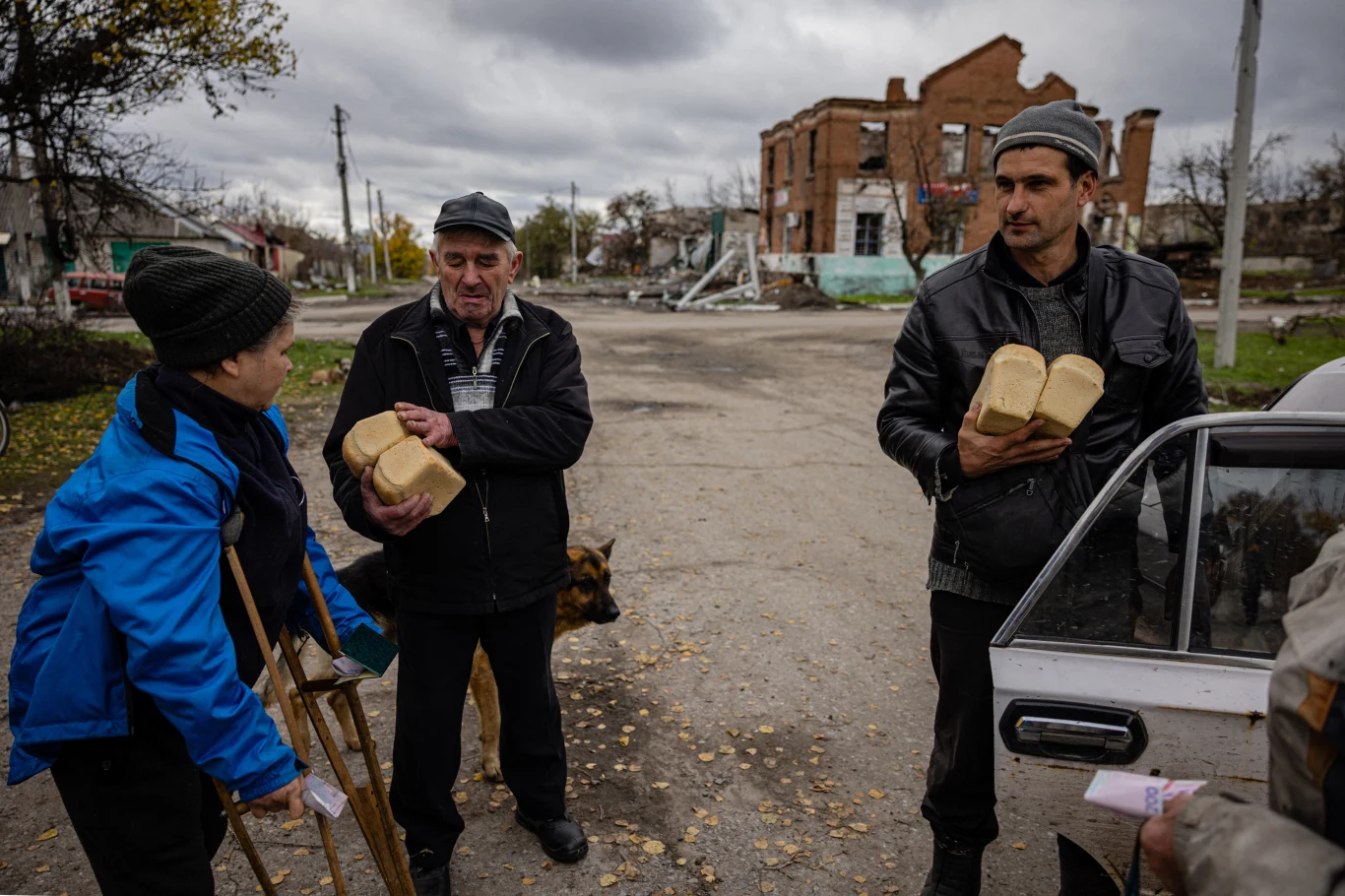 Drobyszewe, obwód doniecki; lokalni mieszkańcy kupują chleb Drobyszewe, obwód doniecki; lokalni mieszkańcy kupują chleb