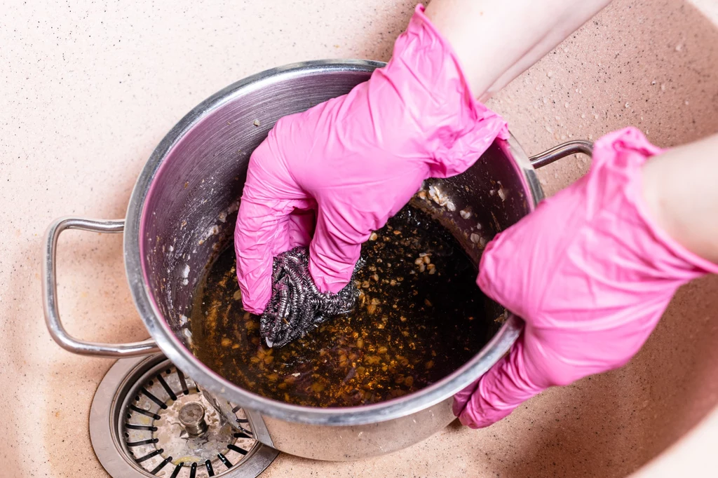Intensywne szorowanie może zniszczyć garnki i inne kuchenne sprzęty