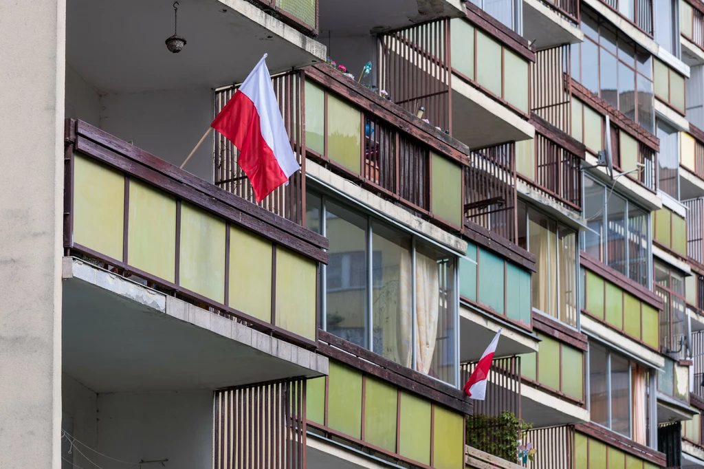 Wyeksponowana flaga powinna być czysta, a jej barwy czytelne