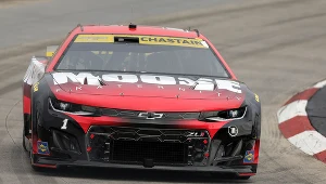 Znacie ten trik z każdej gry wyścigowej. Zobacz go na prawdziwym torze!