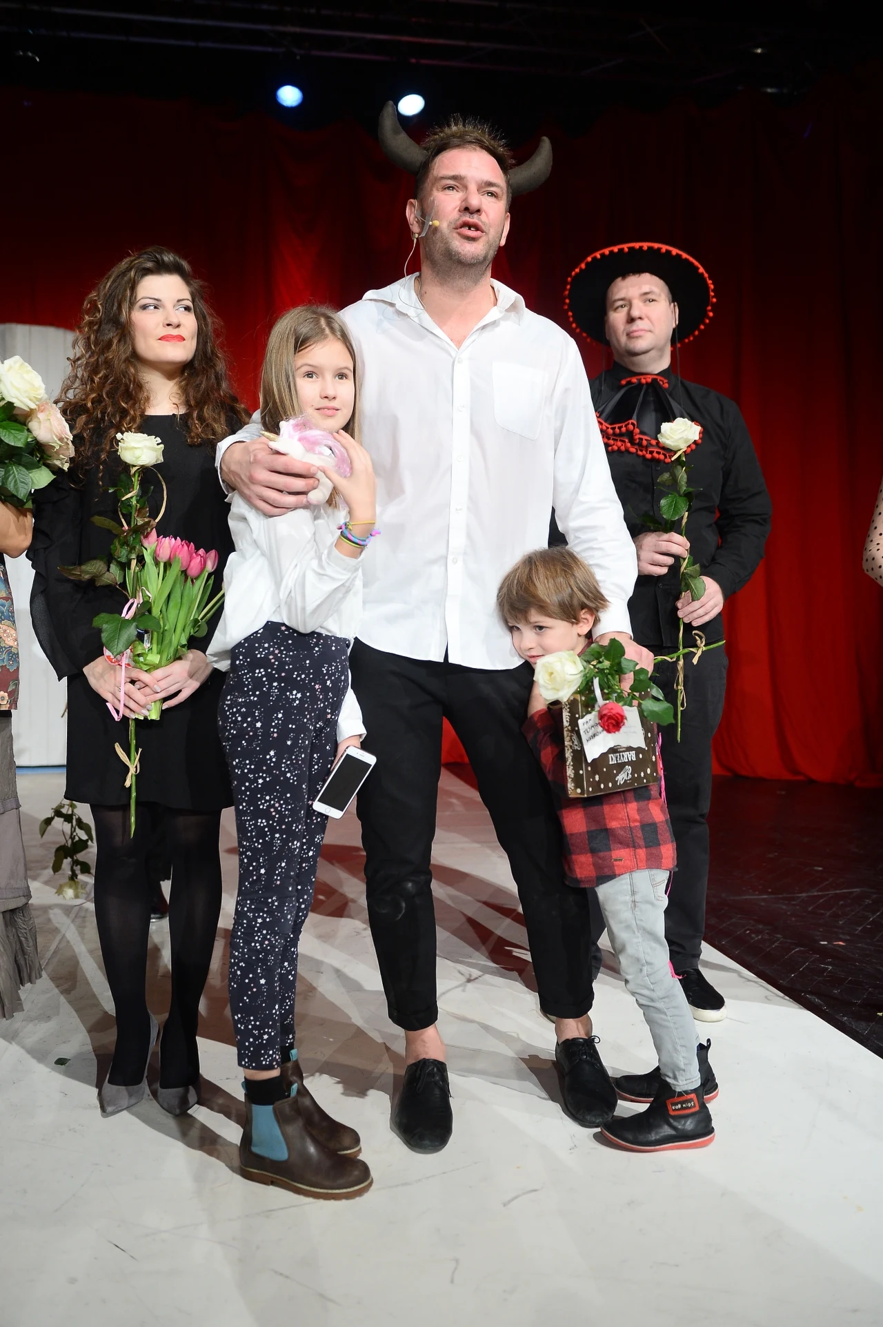 Nastolatka obeznana jest ze sceną i fotoreporterami