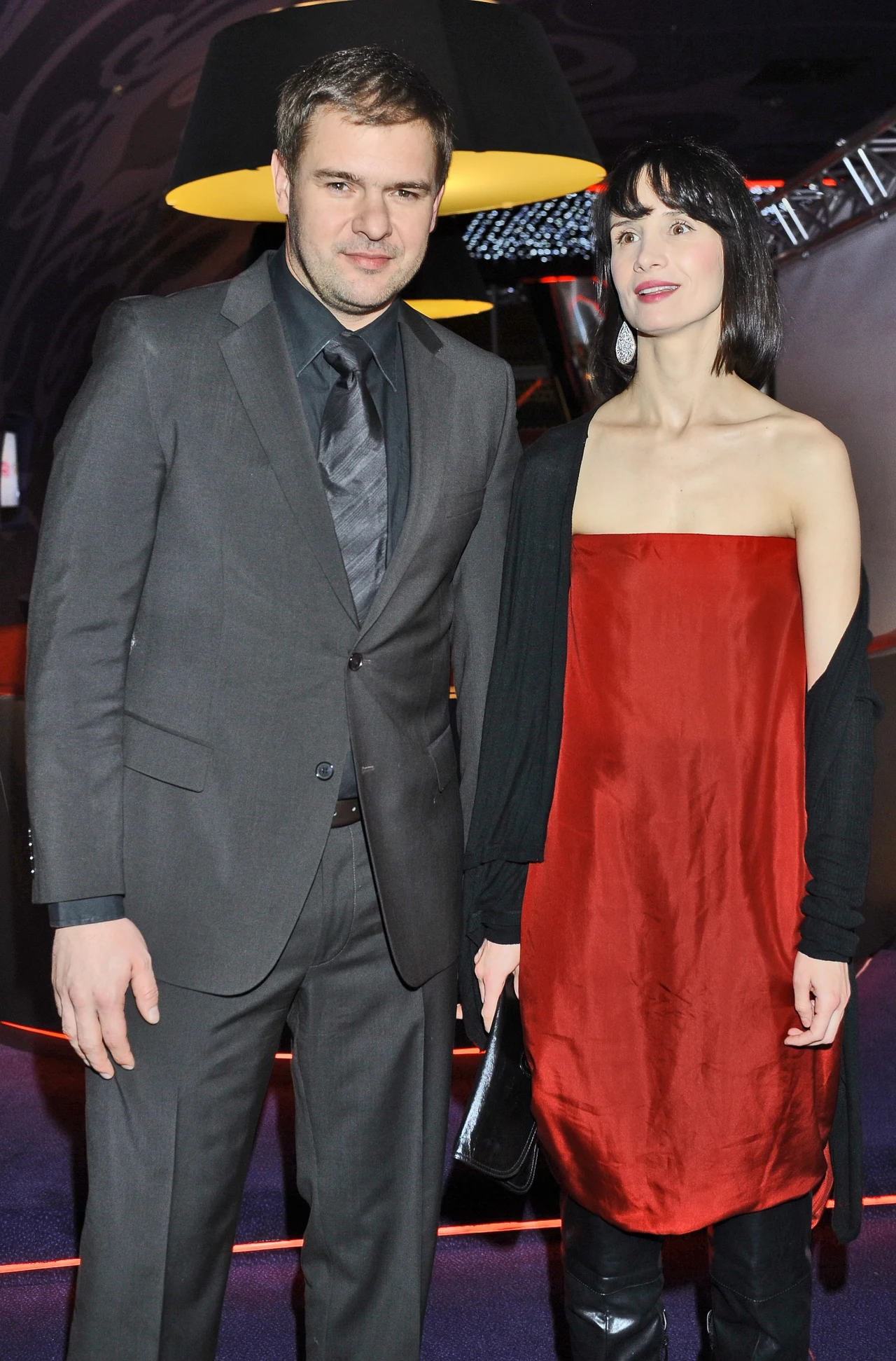 Viola Kołakowska też lubowała się w ciemnych stylizacjach. Podobny styl ma teraz jej córka