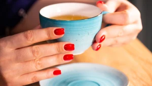 Łagodzi wzdęcia i przynosi ulgę w "te dni". Prababcie chętnie piły tę "herbatkę"