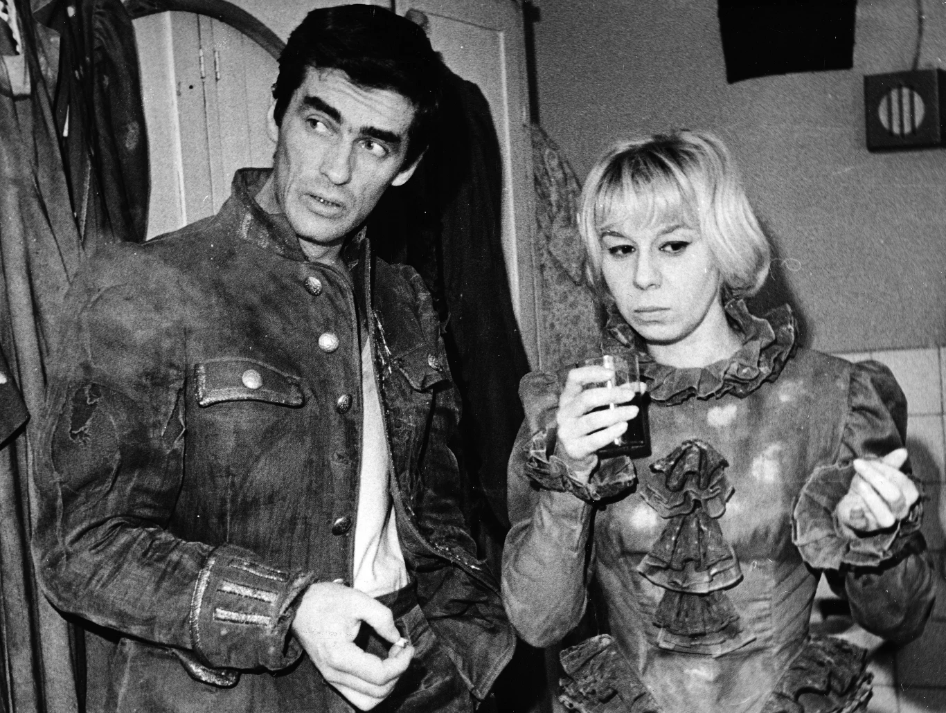 Adam Hanuszkiewicz i Zofia Kucowna na planie spektaklu telewizyjnego "Zbrodnia i kara" (1967) Adam Hanuszkiewicz i Zofia Kucowna na planie spektaklu telewizyjnego "Zbrodnia i kara" (1967)