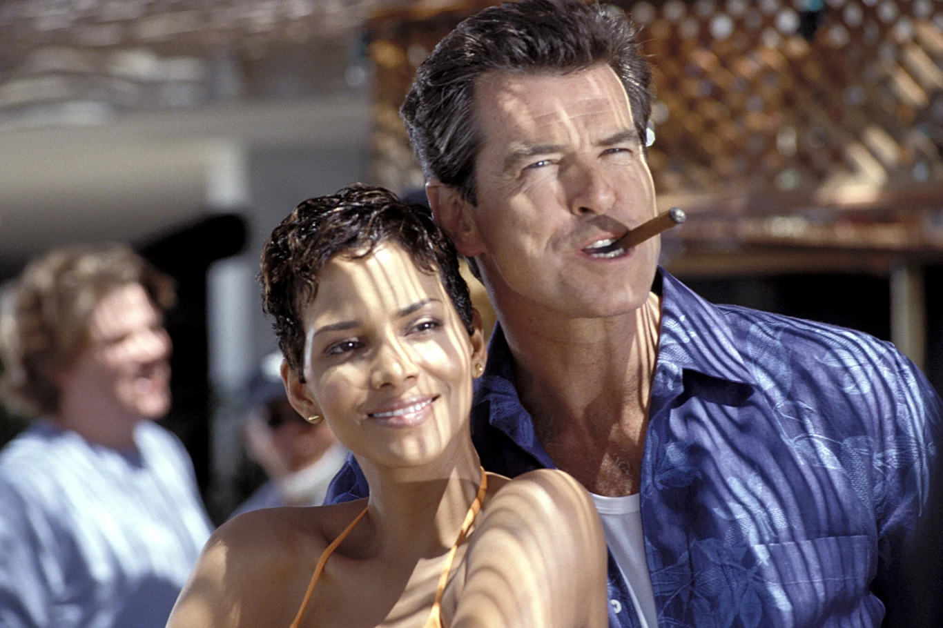 Halle Berry i Pierce Brosnan na planie filmu "Śmierć nadejdzie jutro"
