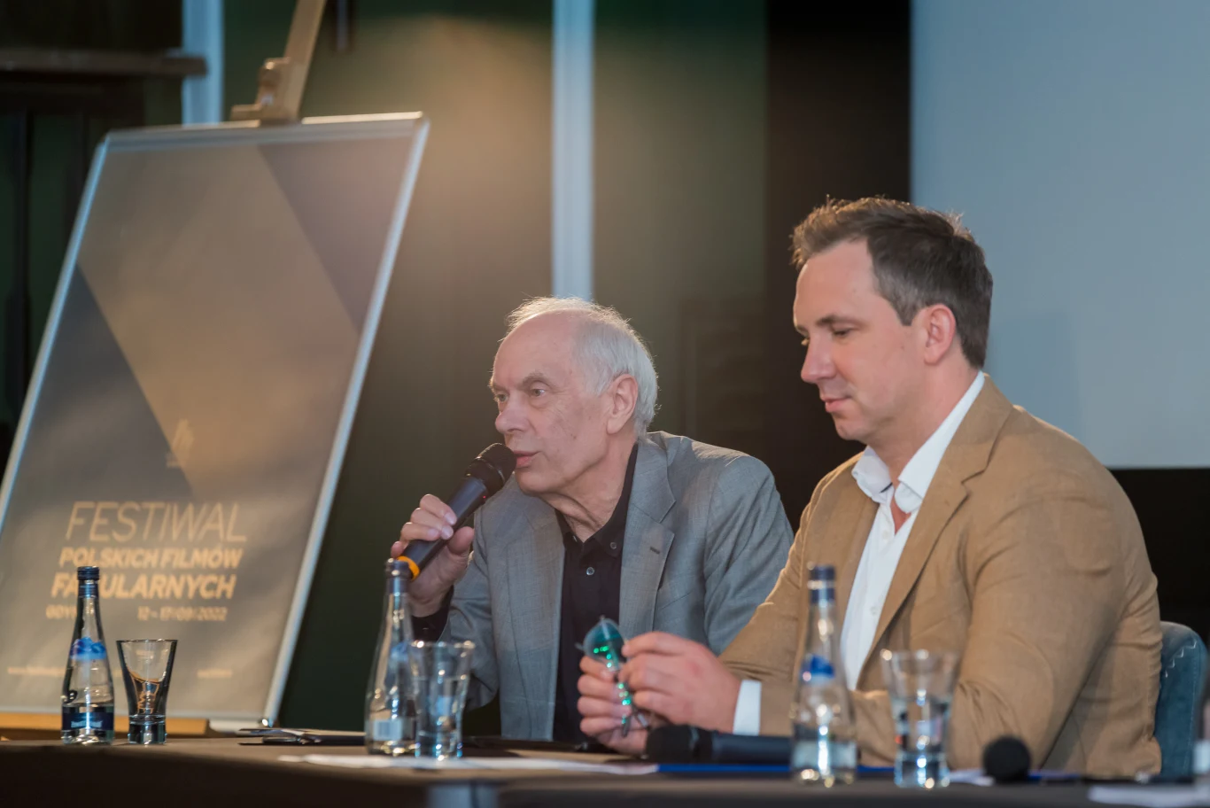 Leszek Kopeć (L) i dyrektor Polskiego Instytutu Sztuki Filmowej - Radosław Śmigulski (P)