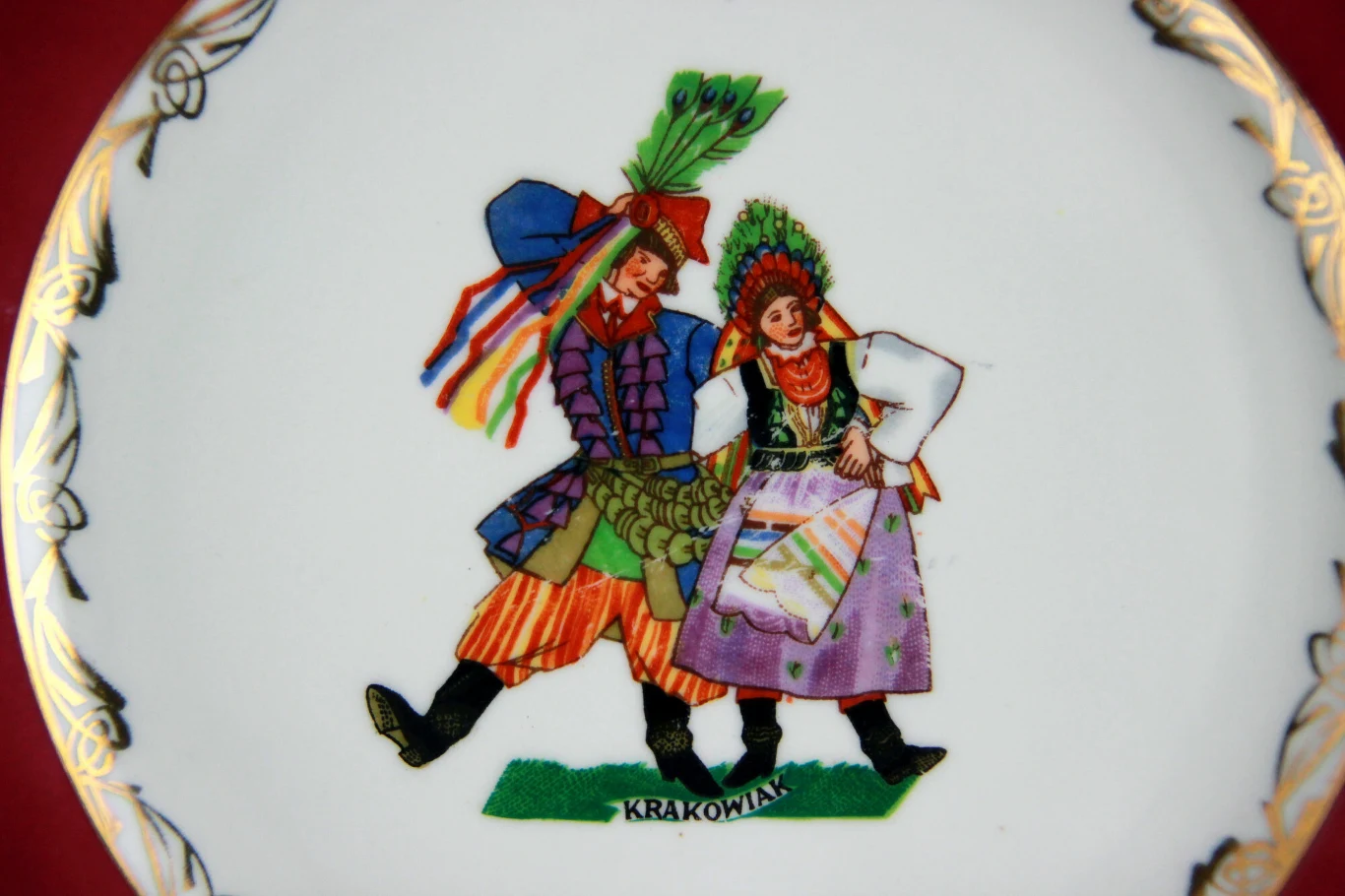 Talerz z motywem ludowym z okresu PRL-u, mal. Zofia Stryjeńska, lata 70. XX wieku