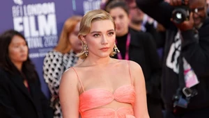 Florence Pugh w prześwitującym komplecie. Tak walczy o równość 