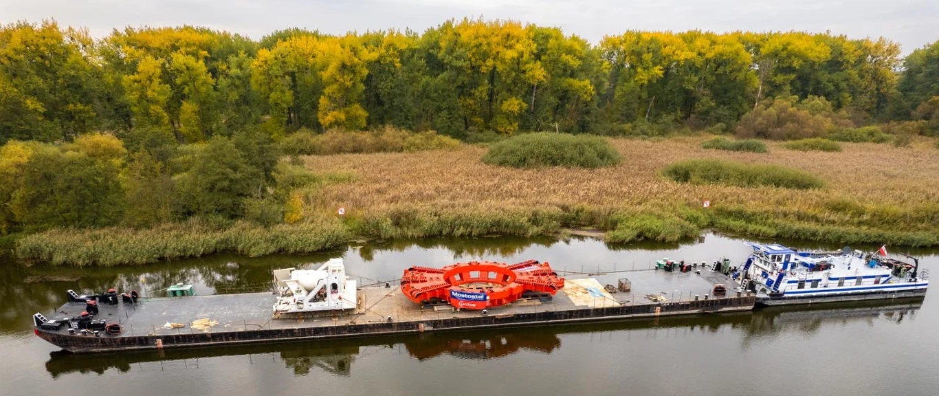 Jeden z największych elementów maszyny TBM na barce na Odrze