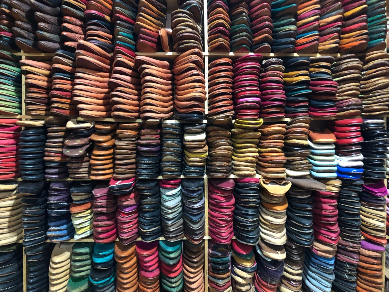 Półki z butami, szytymi przy garbarni w Fezie