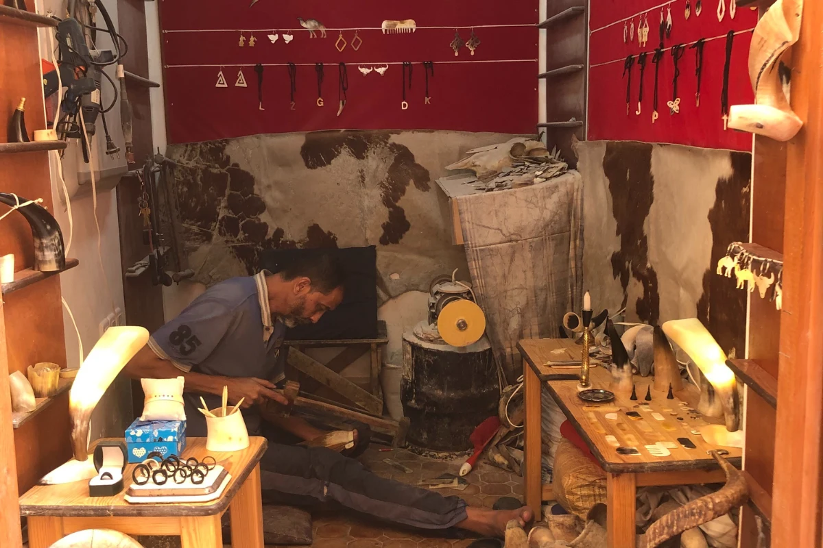 Maleńki warsztat przy jednej z ulic w Fezie