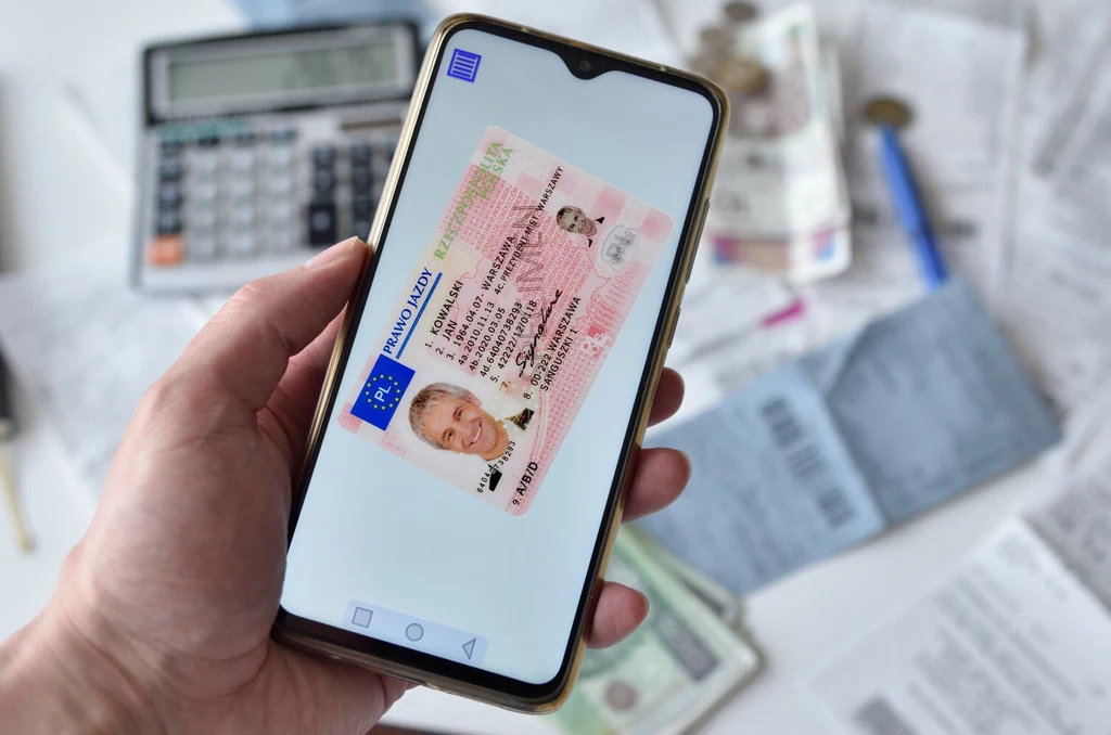 Jak korzystać z prawa jazdy na telefonie? / fot. East News, Bartlomiej Magierowski / A. Tkaczyk, PWPW