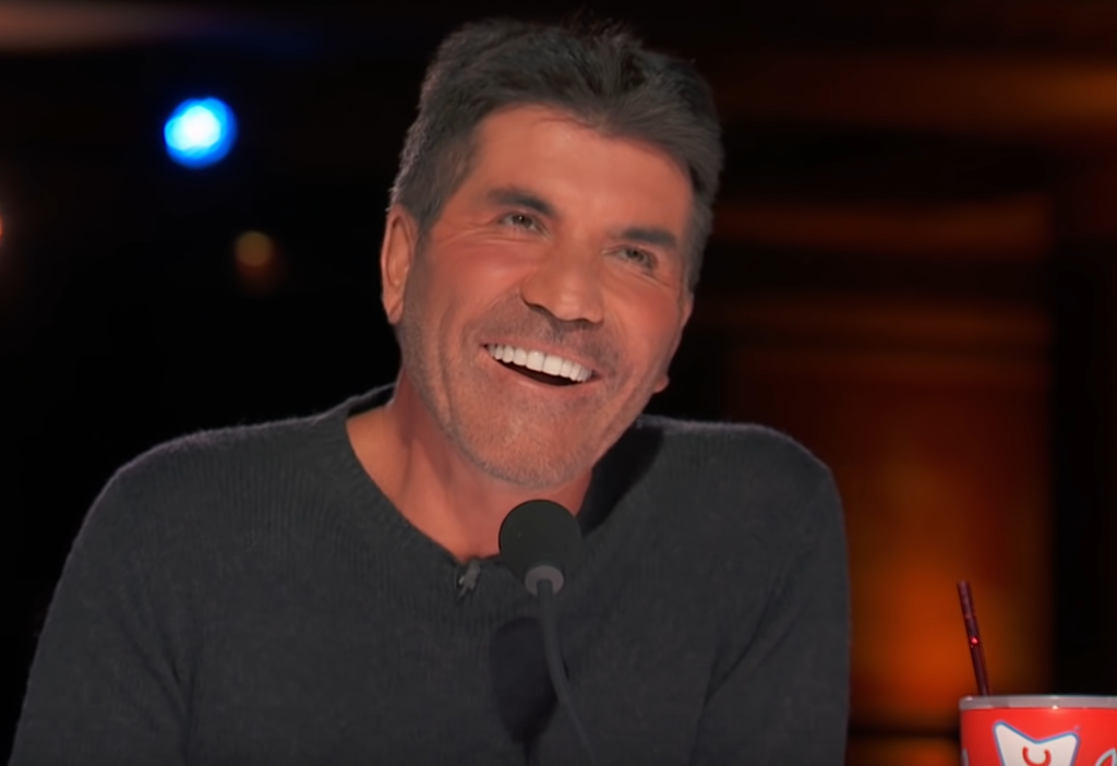 Simon Cowell podczas występu śpiewającego psa / Youtube