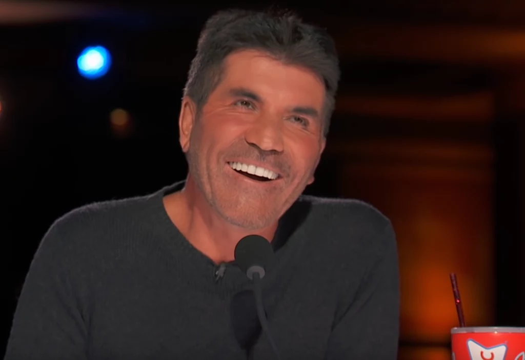 Simon Cowell podczas występu śpiewającego psa / Youtube