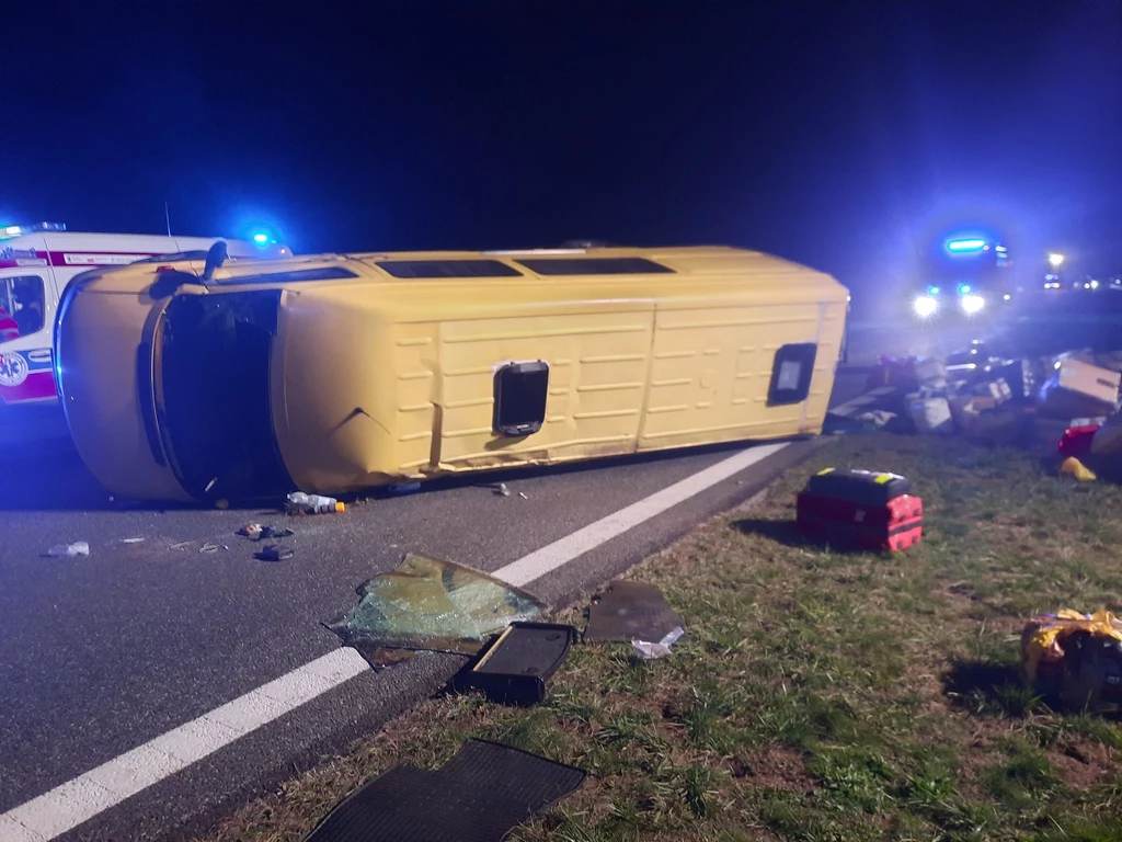 Bus dachował na autostradzie A4. Zginęło sześcioletnie dziecko Bus dachował na autostradzie A4. Zginęło sześcioletnie dziecko