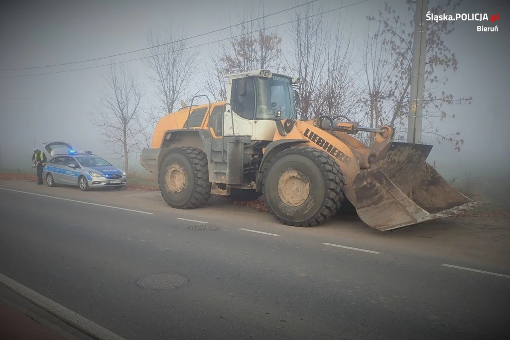 Operator ładowarki prawdopodobnie miał nadzieję przemknąć pod osłoną mgły /fot. Śląska Policja