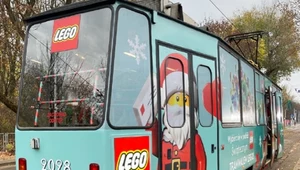 Warszawa. Świąteczny tramwaj na ulicach stolicy