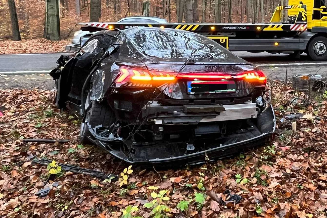 To Audi e-tron GT nadaje się już tylko na złom / fot. Assistance112 - 24/7 Pomoc Drogowa To Audi e-tron GT nadaje się już tylko na złom / fot. Assistance112 - 24/7 Pomoc Drogowa