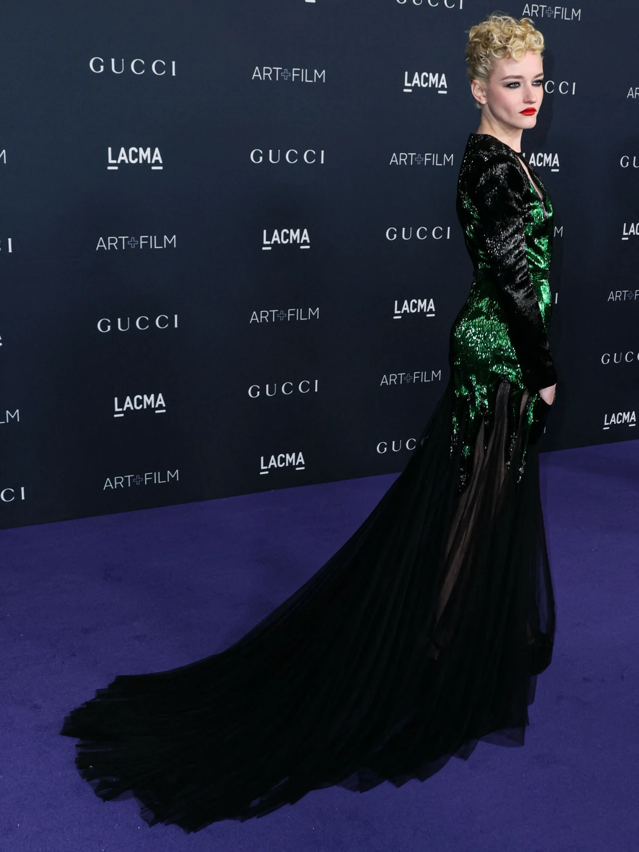 Julia Garner pozowała w błyszczącej sukni Julia Garner pozowała w błyszczącej sukni