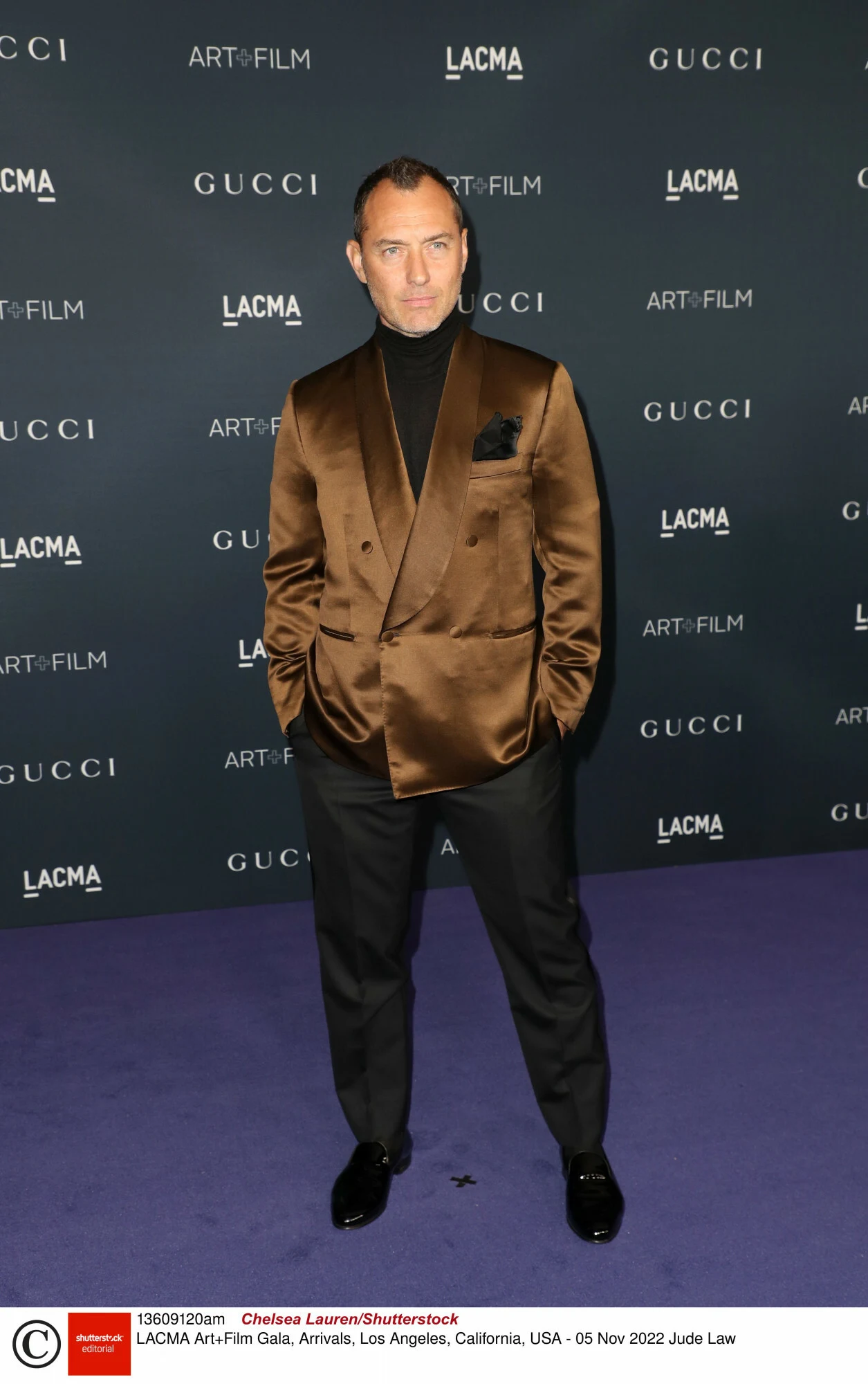 Na wydarzeniu nie zabrakło panów. Jude Law zachwycał eleganckim garniturem Na wydarzeniu nie zabrakło panów. Jude Law zachwycał eleganckim garniturem