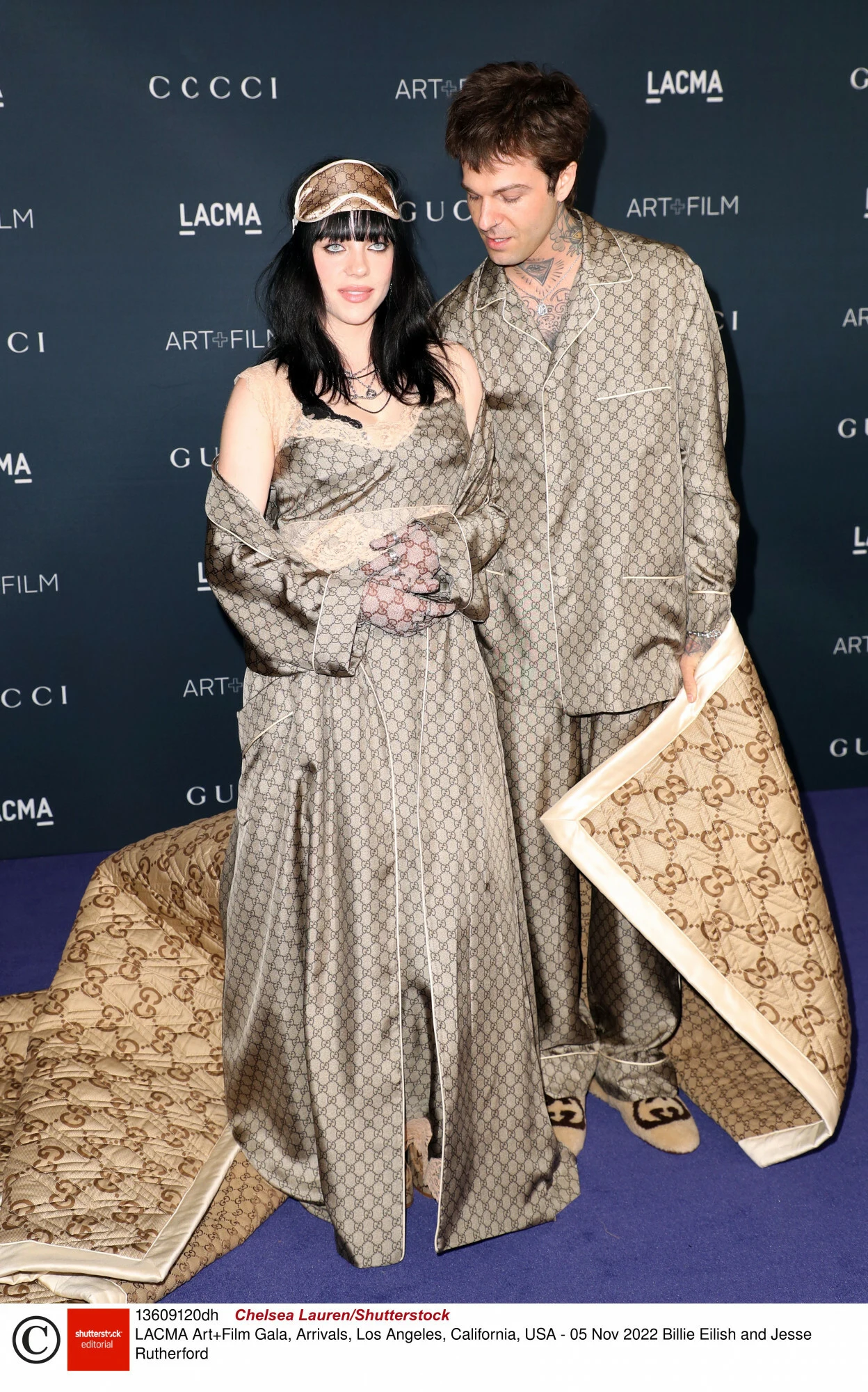 Jesse Rutherford i Billie Eilish w stylowych piżamkach i kocu