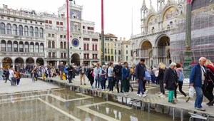 Woda zalała wenecki plac, ale nie wpłynęła do bazyliki