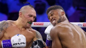 Ołeksandr Usyk w walce w Anthonym Joshuą
