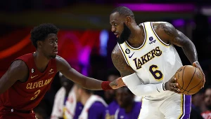 LeBron James (z piłką) z Lakers kontra Caris LeVert z Cavaliers
