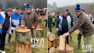 Alaksandr Łukaszenka rąbie drewno