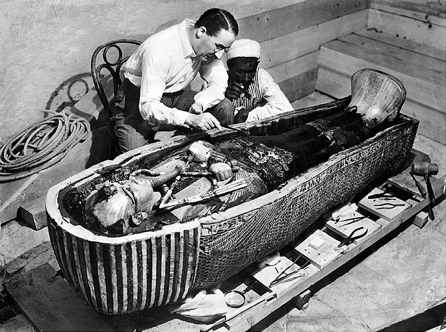 Howard Carter podczas badań 