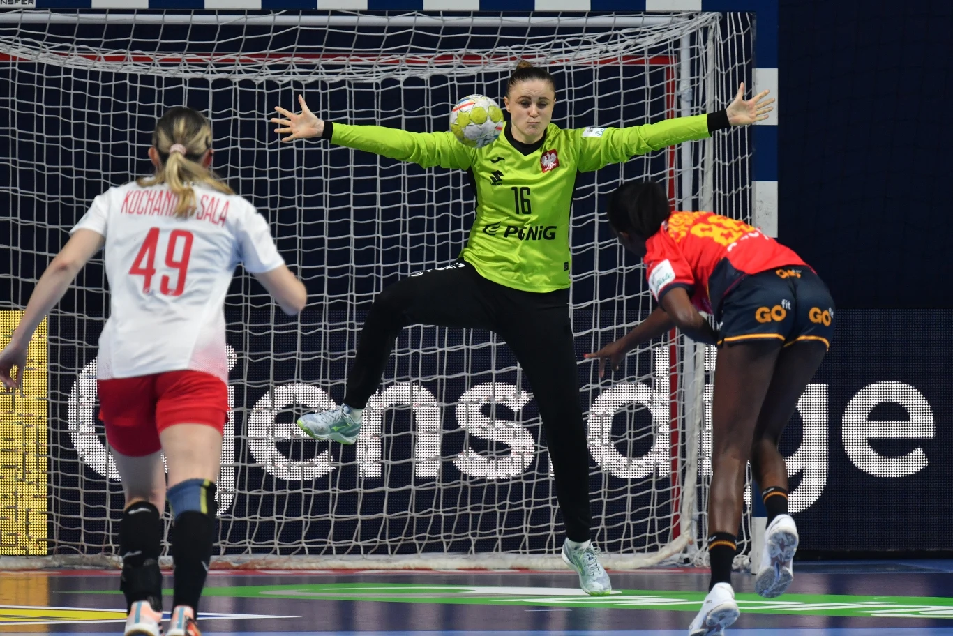 Adrianna Płaczek - jedna z bohaterek polskiego zespołu