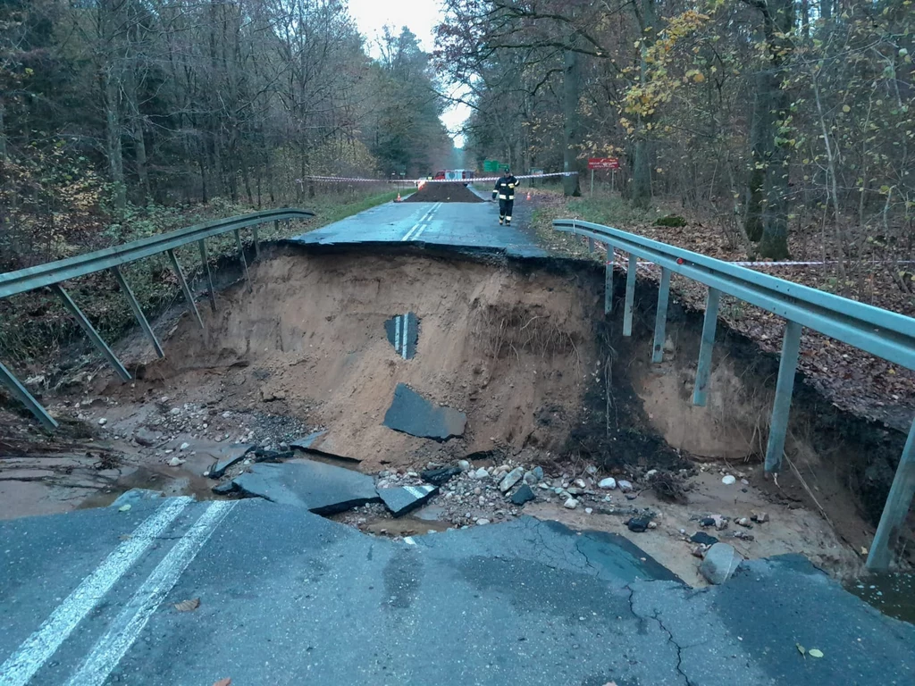 Około 8-10-metrowy fragment drogi po prostu zniknął