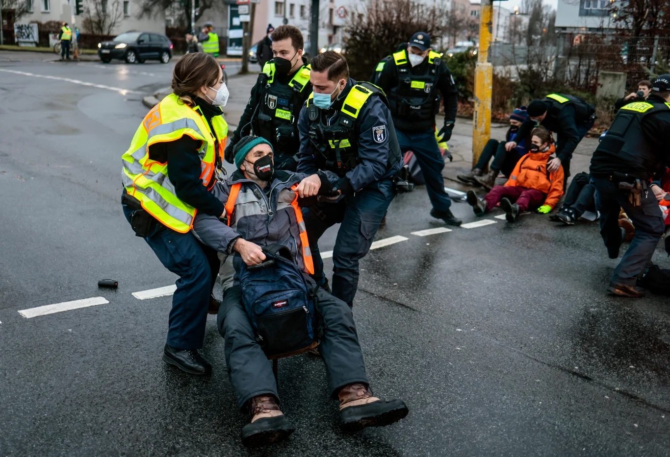 W Niemczech nasilają się protesty urządzane przez aktywistów klimatycznych. Z powodu wyrządzanych przez nich szkód politycy rozważają zaostrzenie kar dla protestujących W Niemczech nasilają się protesty urządzane przez aktywistów klimatycznych. Z powodu wyrządzanych przez nich szkód politycy rozważają zaostrzenie kar dla protestujących