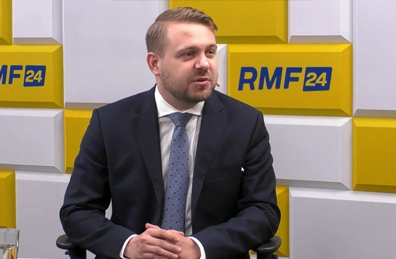 Jacek Ozdoba stwierdził w RMF FM, że milion samochodów elektrycznych w Polsce oznacza dla nas stały blackout Jacek Ozdoba stwierdził w RMF FM, że milion samochodów elektrycznych w Polsce oznacza dla nas stały blackout