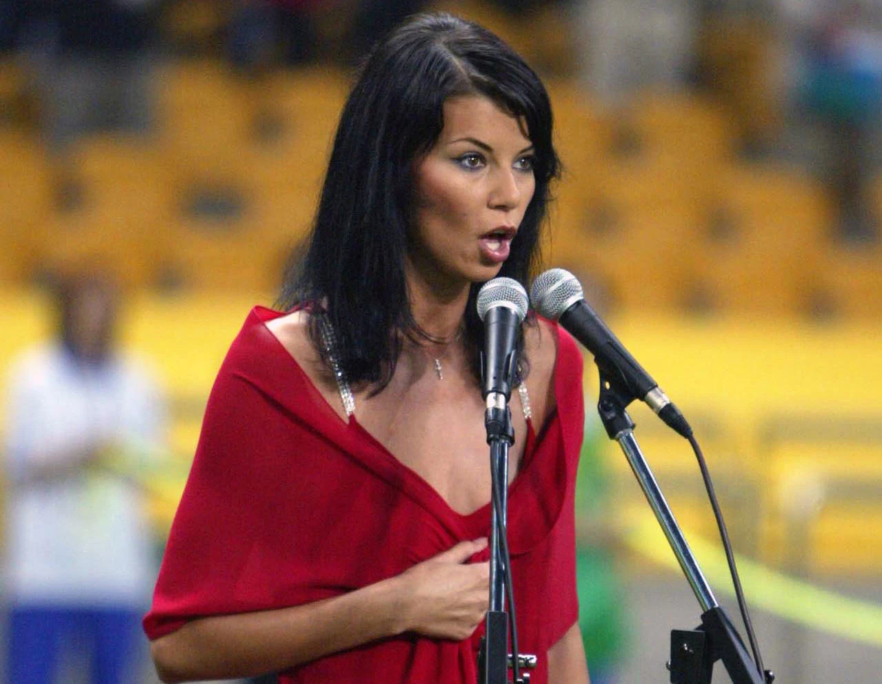 Edyta Górniak śpiewa hymn Polski w Korei Południowej w 2002 r. Edyta Górniak śpiewa hymn Polski w Korei Południowej w 2002 r.
