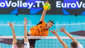 Trevor Clevenot (atakuje) był jednym z najważniejszych zawodników Jastrzębskiego Węgla w pierwszej kolejce Ligi Mistrzów