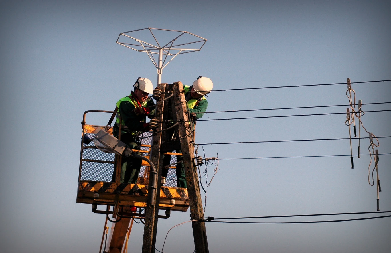 Dziś coraz częściej na słupach energetycznych buduje się specjalnie podstawy dla bocianich gniazd. Ma to zapewnić im ochronę przed porażeniem Dziś coraz częściej na słupach energetycznych buduje się specjalnie podstawy dla bocianich gniazd. Ma to zapewnić im ochronę przed porażeniem