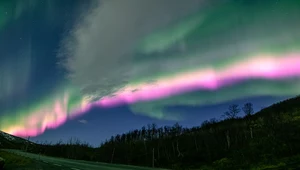 Rzadko spotykana różowa zorza i tajemnicze światła pojawiły się na niebie Skandynawii