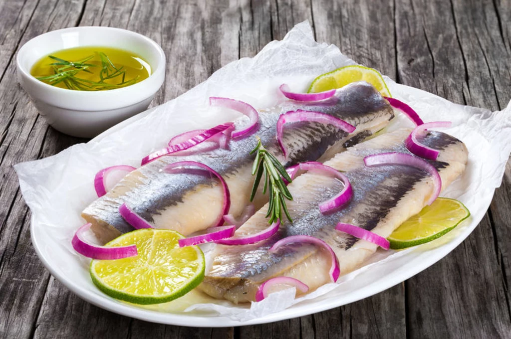 Śledź jest doskonałym źródłem witaminy D i kwasów Omega-3 