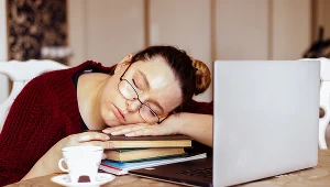 Krótka drzemka w pracy zregeneruje nasze siły. Zdj. ilustracyjne